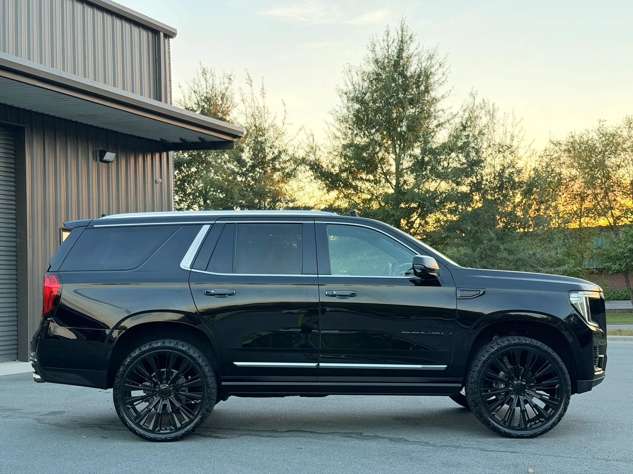 Used 2022 GMC Yukon Denali w/ Denali Premium Package AWD/4WD image 2