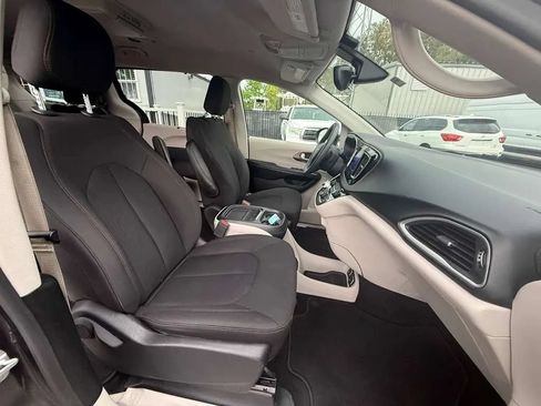 Used 2017 Chrysler Pacifica Touring Plus w/ Tire & Wheel Group FWD image 20