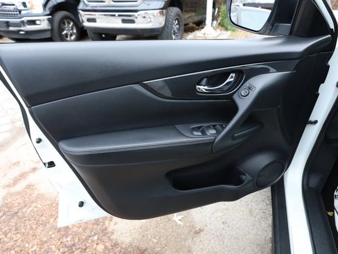 Used 2017 Nissan Rogue S image 16