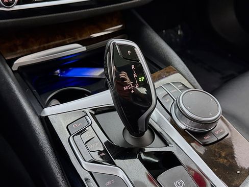 Used 2019 BMW 530e xDrive w/ Convenience Package image 19