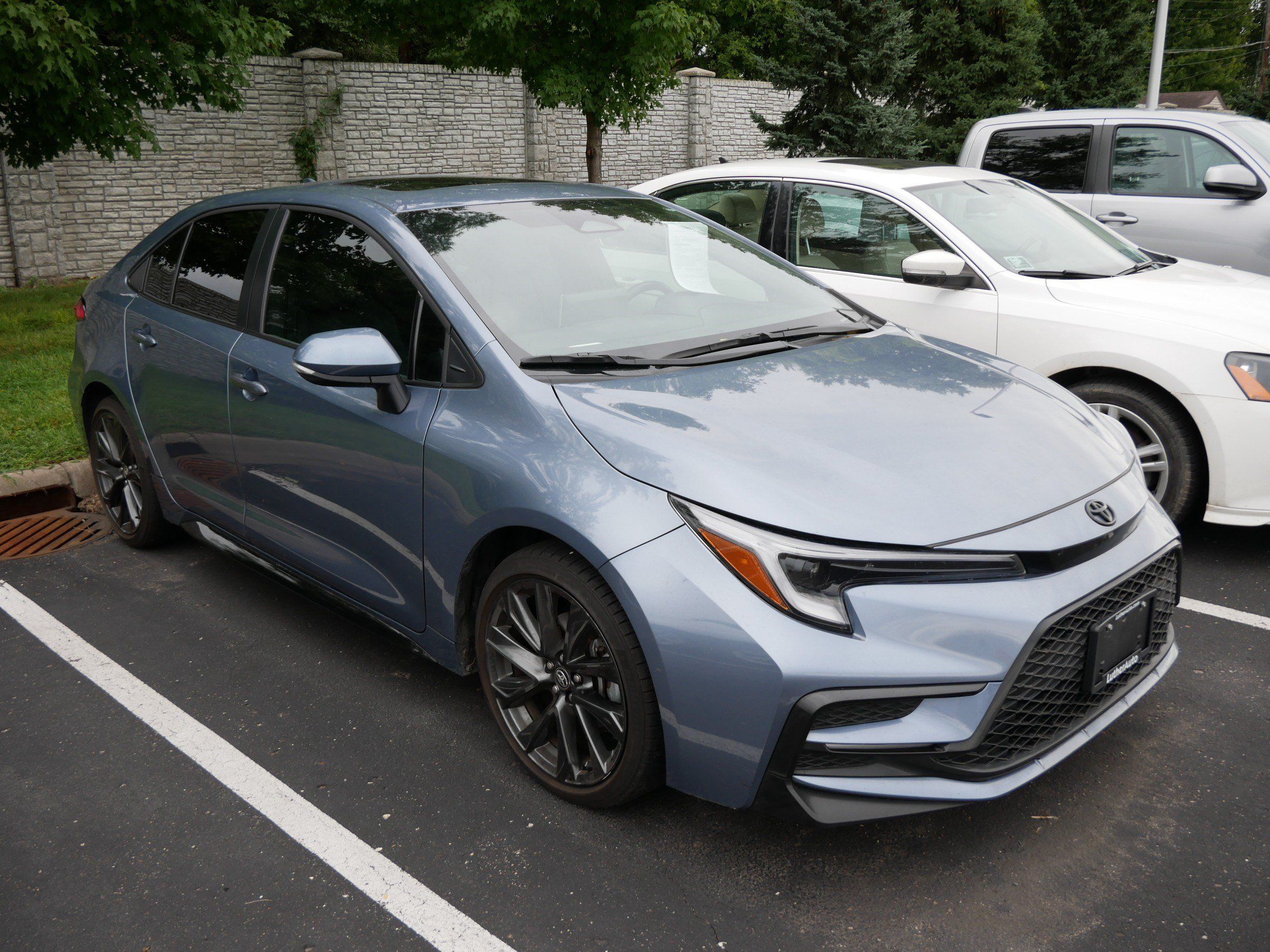 Used 2025 Toyota Corolla SE w/ SE Premium Package FWD image 4