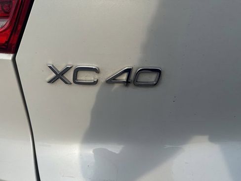 Used 2020 Volvo XC40 T5 R-Design image 16