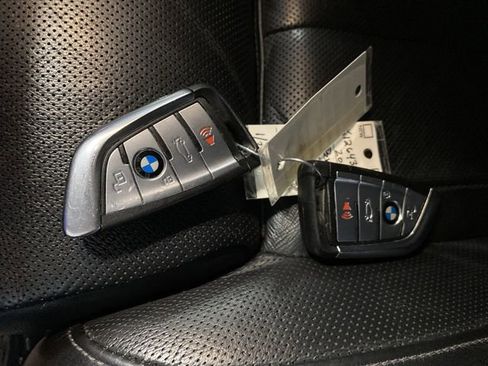 Used 2021 BMW X5 M50i image 30