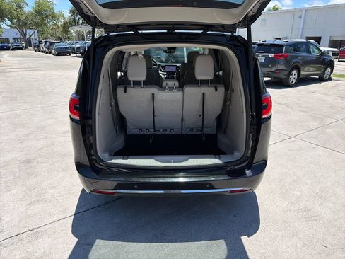 Used 2021 Chrysler Pacifica Touring-L FWD image 32