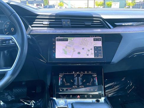 Used 2019 Audi e-tron Prestige w/ Prestige Package AWD/4WD image 8