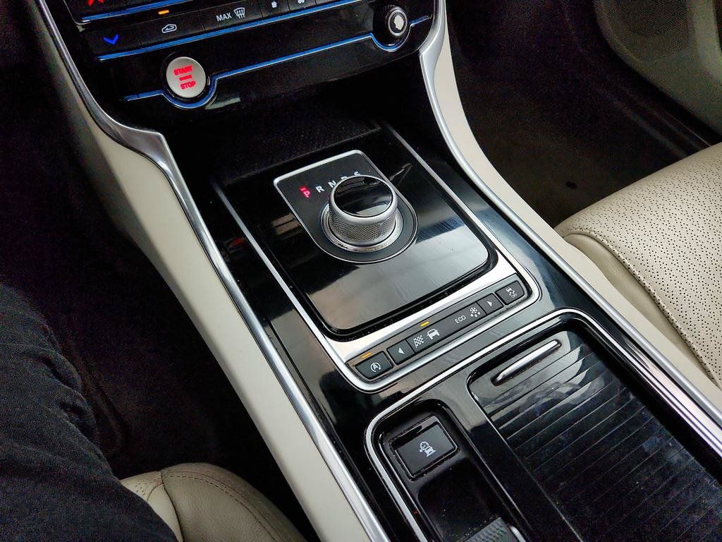 Used 2016 Jaguar XF Prestige RWD image 18