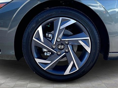 Used 2025 Hyundai Elantra SEL image 9