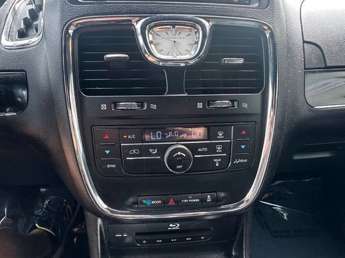 Used 2015 Chrysler Town & Country S FWD image 11
