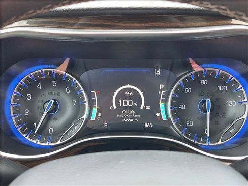 Used 2022 Chrysler Pacifica Limited FWD image 11
