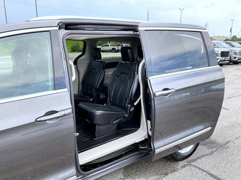 Used 2020 Chrysler Pacifica Limited FWD image 21