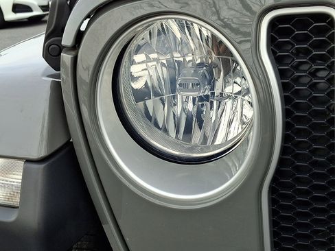 Used 2018 Jeep Wrangler Unlimited Sahara image 9