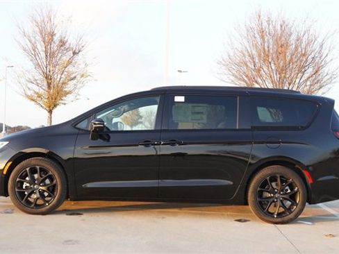 New 2026 Chrysler Pacifica Limited image 6