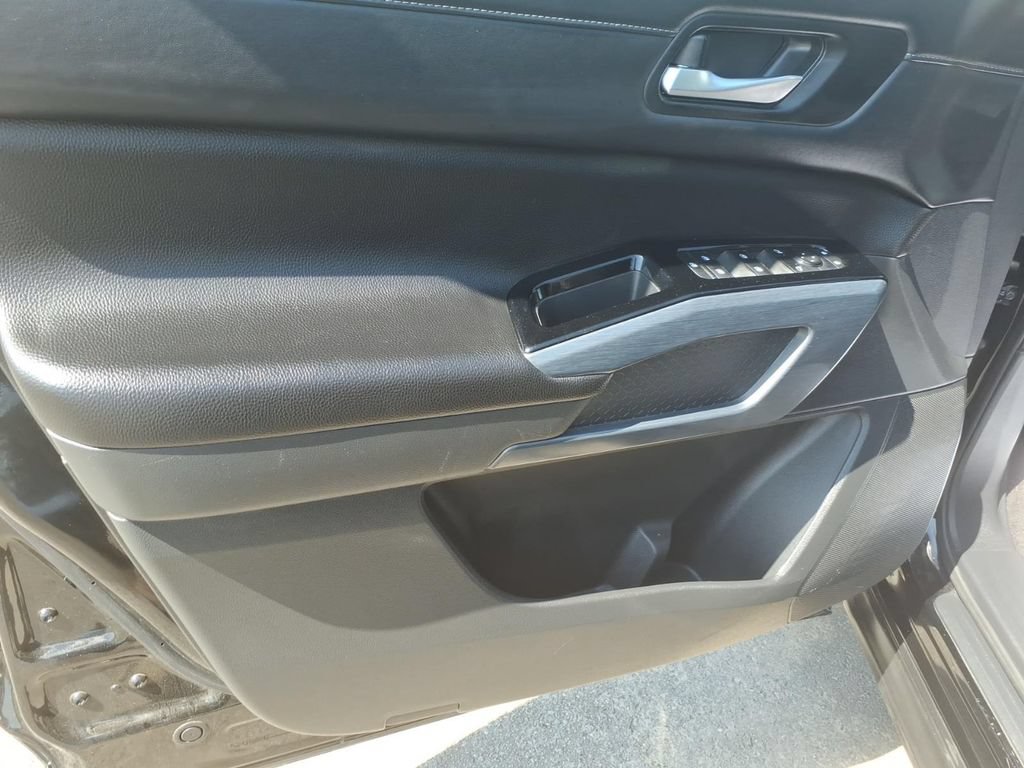 Used 2025 Nissan Pathfinder SL FWD image 11