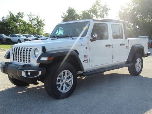 Used 2023 Jeep Gladiator Sport AWD/4WD image 2