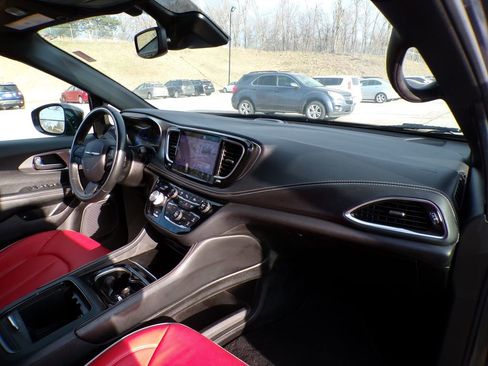 Used 2021 Chrysler Pacifica Limited w/ Uconnect Theater Family Group image 17