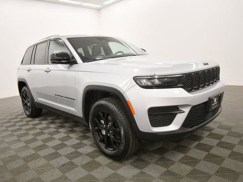 Used 2024 Jeep Grand Cherokee Altitude image 10