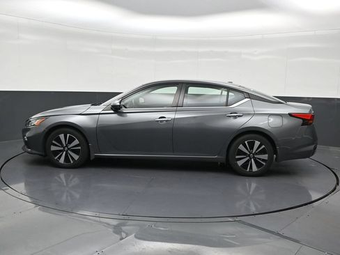 Used 2022 Nissan Altima 2.5 SV w/ SV Premium Package FWD image 2