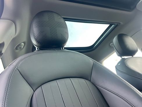 Used 2024 MINI Cooper SE w/ Signature Upholstery Package image 27