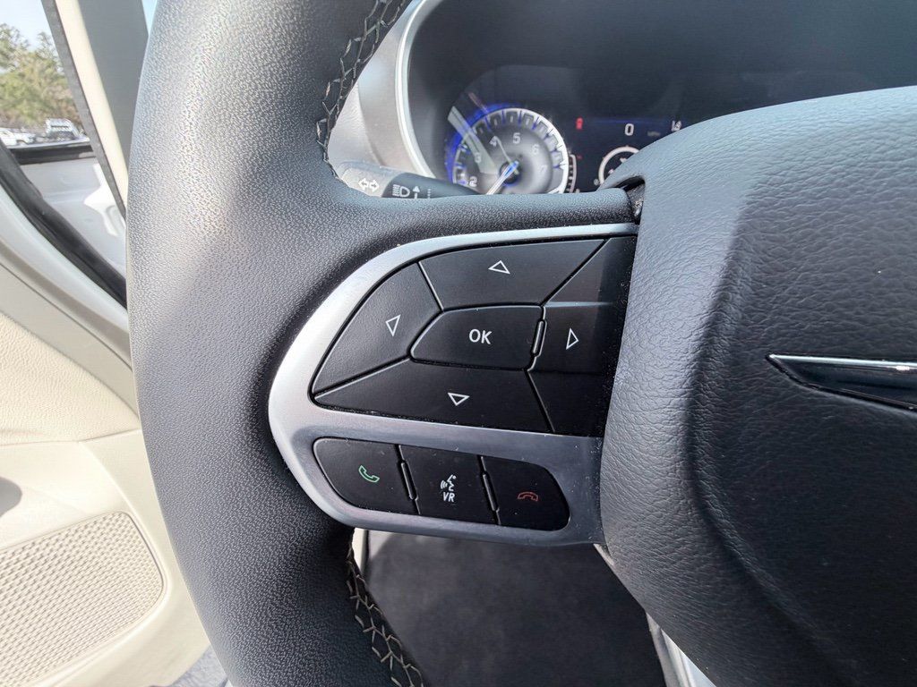 Used 2024 Chrysler Pacifica Touring-L FWD image 13
