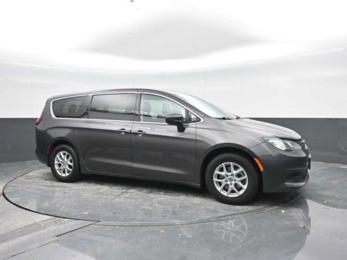 Used 2022 Chrysler Voyager LX image 6
