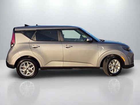 Used 2023 Kia Soul LX w/ LX Technology Package image 3