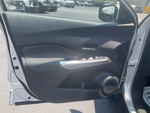 Used 2019 Nissan Kicks SV FWD image 17
