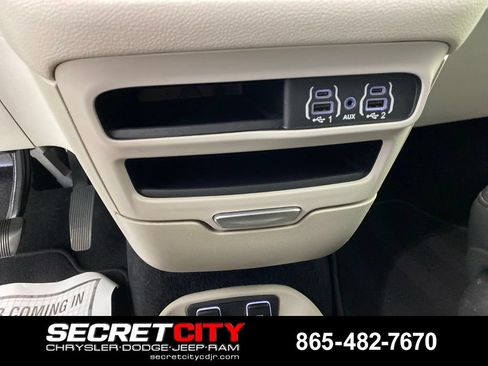 Used 2021 Chrysler Pacifica Touring-L FWD image 22