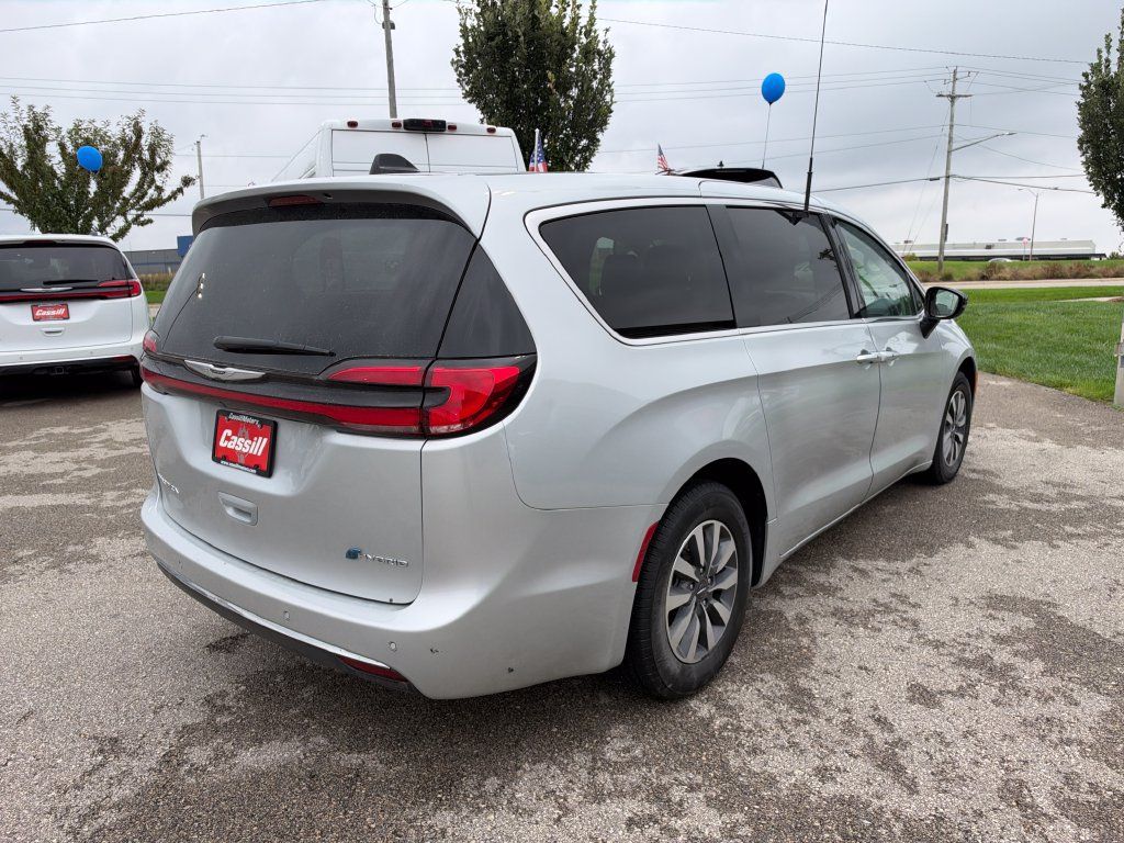 Used 2024 Chrysler Pacifica Limited FWD image 4