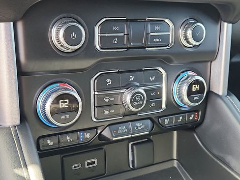 Used 2024 GMC Yukon SLT AWD/4WD image 16