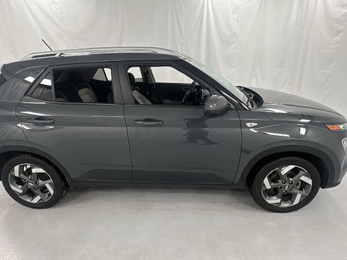 Used 2024 Hyundai Venue SEL image 2
