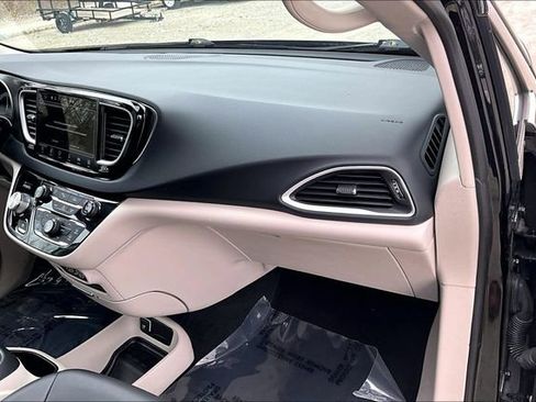 Used 2024 Chrysler Pacifica Touring-L image 16