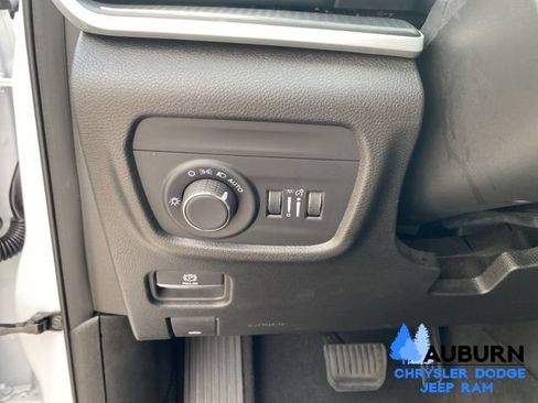 Used 2025 Jeep Grand Cherokee Altitude AWD/4WD image 35