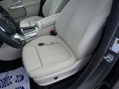 Used 2025 Mercedes-Benz GLB 250 image 36