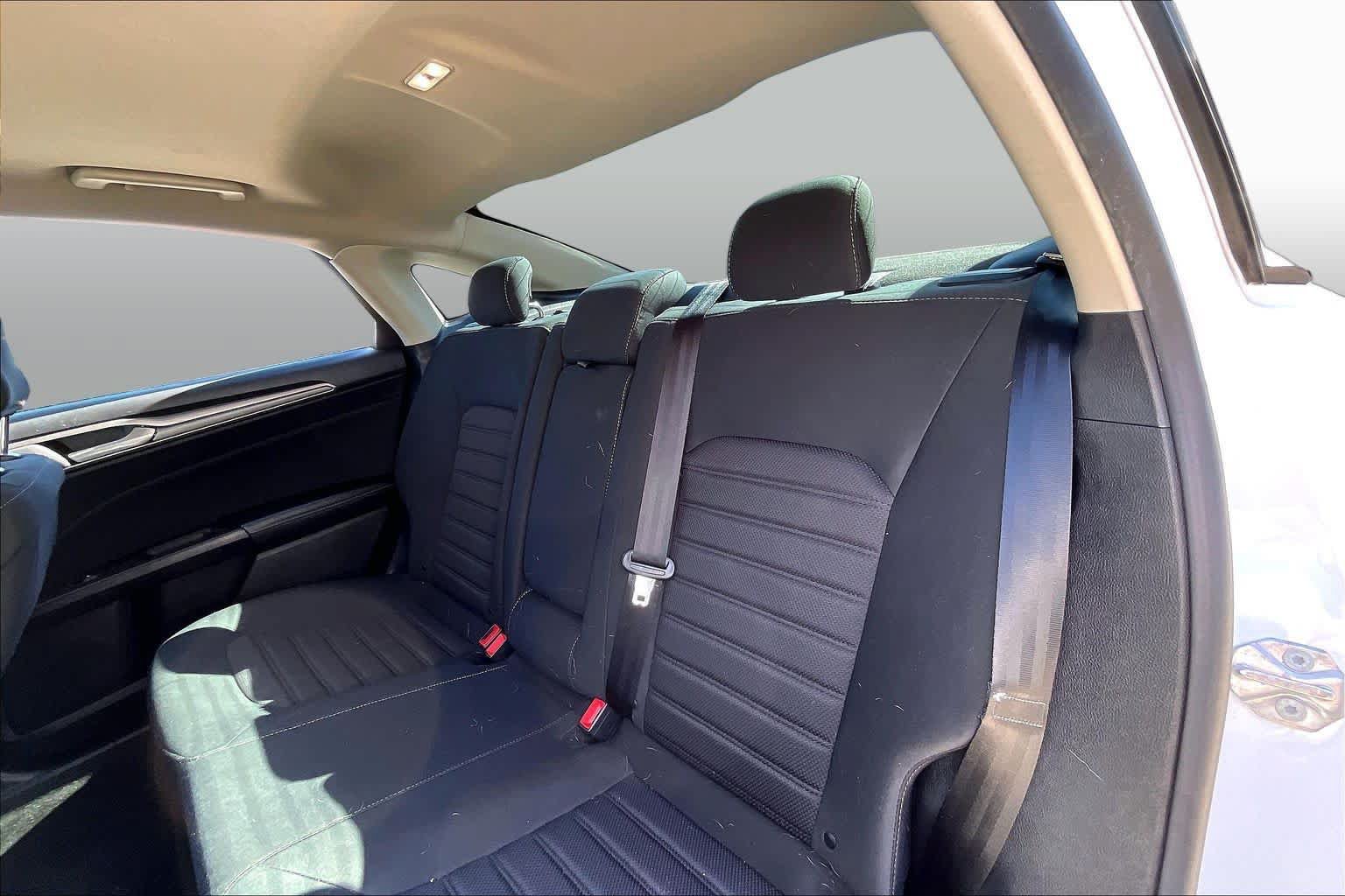 Used 2020 Ford Fusion SE FWD image 21