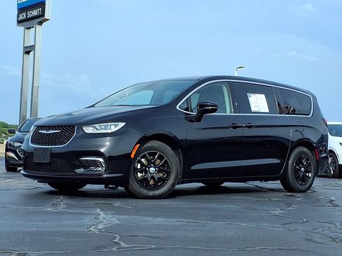 Used 2024 Chrysler Pacifica Touring-L FWD image 2