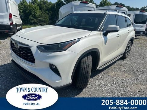 Used 2021 Toyota Highlander XLE FWD image 1