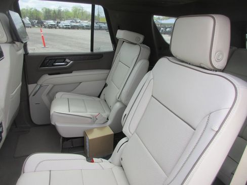 New 2026 GMC Yukon Denali w/ Denali Reserve Package AWD/4WD image 13