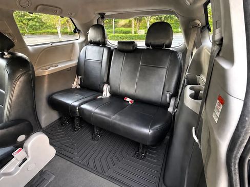 Used 2020 Toyota Sienna XLE w/ XLE Navigation Package FWD image 12
