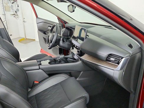 Used 2025 Nissan Rogue Platinum FWD image 28