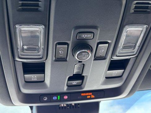 Used 2025 Chevrolet Tahoe High Country AWD/4WD image 32