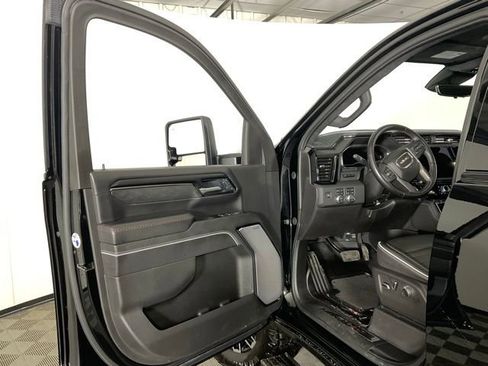 Used 2025 GMC Sierra 2500 AT4X image 27