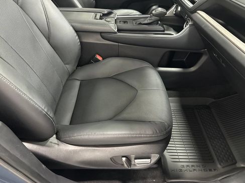 Used 2025 Toyota Grand Highlander AWD image 66