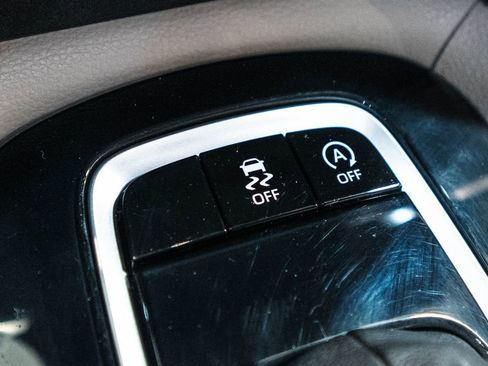 Certified 2023 Toyota Corolla Cross LE image 24