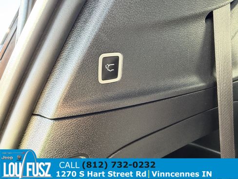 Used 2024 Chrysler Pacifica Limited w/ S Appearance Package FWD image 11