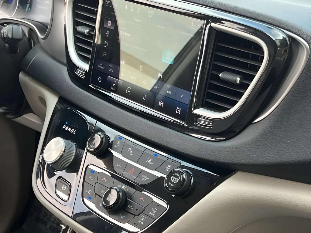 Used 2021 Chrysler Pacifica Touring-L FWD image 28