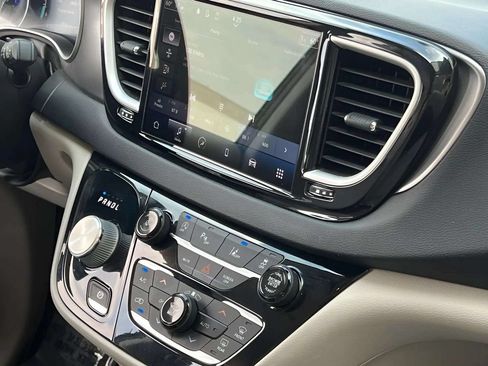 Used 2021 Chrysler Pacifica Touring-L FWD image 28