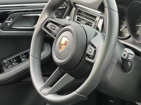 Certified 2022 Porsche Macan image 23