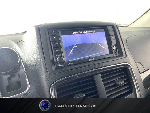 Used 2018 Dodge Grand Caravan SE w/ UConnect Hands-Free Group FWD image 2