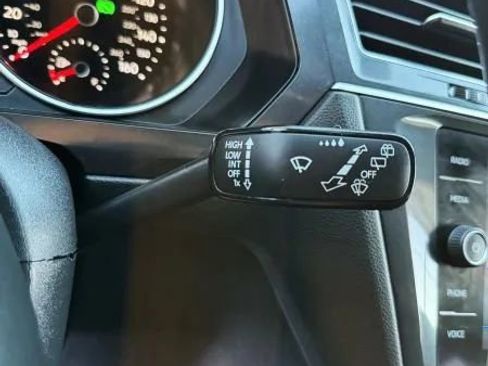 Used 2020 Volkswagen Tiguan SE R-Line image 48