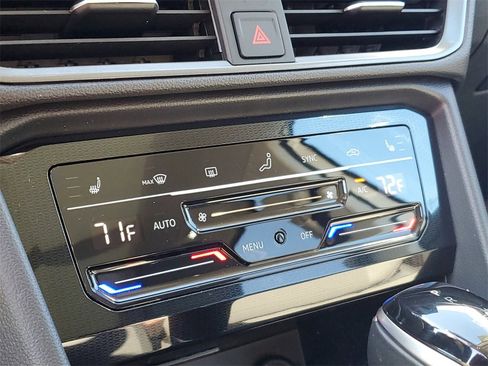 Certified 2025 Volkswagen Taos SE image 24